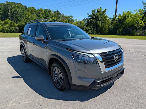 Used 2025 Nissan Pathfinder SV FWD image 2