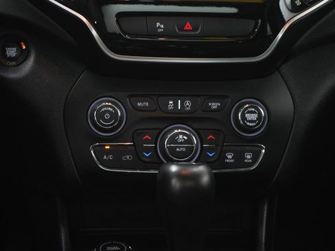 Used 2019 Jeep Cherokee Limited AWD/4WD image 19