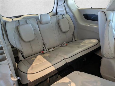 Used 2017 Chrysler Pacifica Platinum image 22