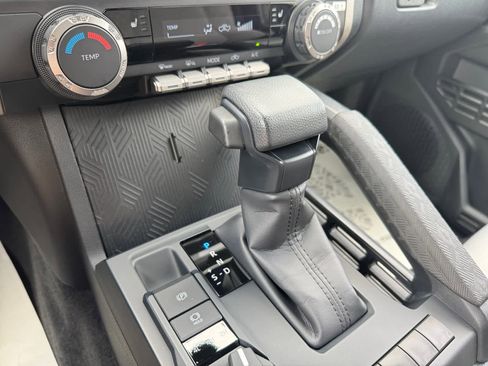 Used 2024 Toyota Tacoma SR5 AWD/4WD image 7
