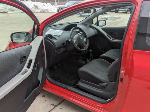 Used 2010 Toyota Yaris Base image 5