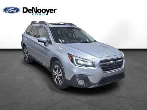 Used 2018 Subaru Outback 2.5i Limited AWD/4WD image 3