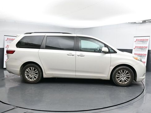 Used 2017 Toyota Sienna XLE image 9