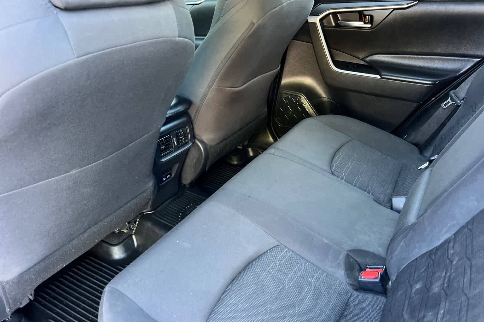 Used 2022 Toyota RAV4 SE w/ Convenience Package AWD/4WD image 4