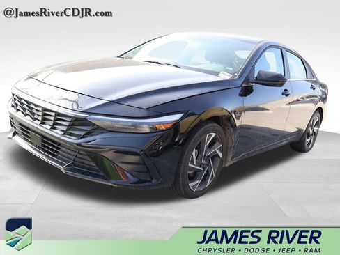 Used 2025 Hyundai Elantra SEL FWD image 3