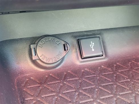 Used 2021 Toyota RAV4 XLE Premium image 30