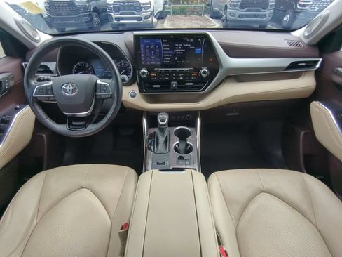 Used 2021 Toyota Highlander Platinum FWD image 18