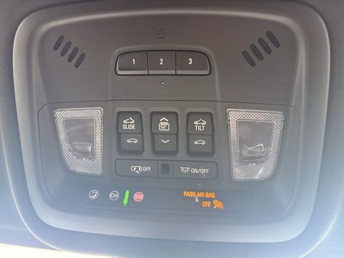 Used 2023 Chevrolet Traverse High Country image 22