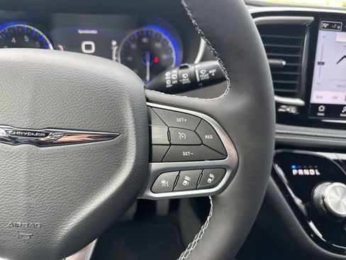 New 2026 Chrysler Pacifica Select image 65