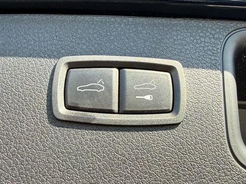 Used 2022 Porsche Macan w/ Premium Package Plus image 11