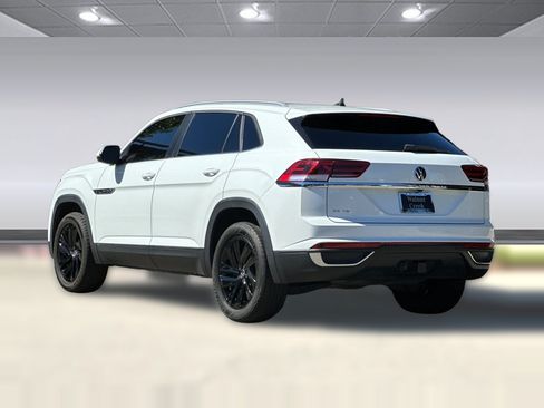 Used 2022 Volkswagen Atlas Cross Sport SE w/ Panoramic Sunroof Package FWD image 3