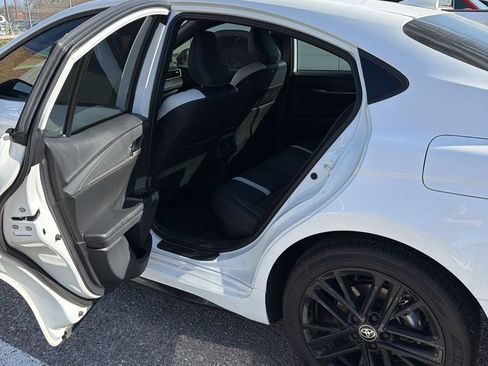 Used 2025 Toyota Camry SE w/ Convenience Package image 8