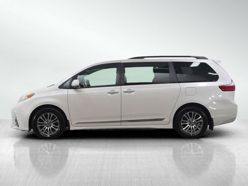 Used 2020 Toyota Sienna XLE image 2
