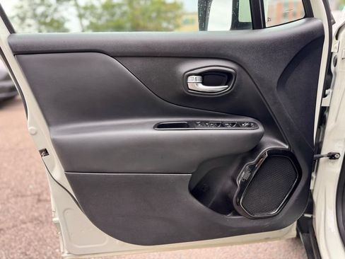 Used 2018 Jeep Renegade Altitude AWD/4WD image 12