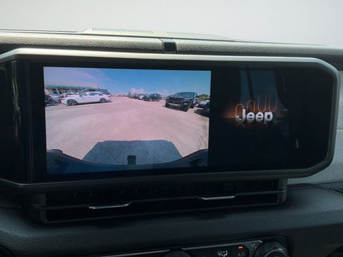 Used 2025 Jeep Gladiator Sport AWD/4WD image 15