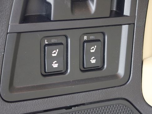 Used 2014 Toyota Sequoia Platinum image 25