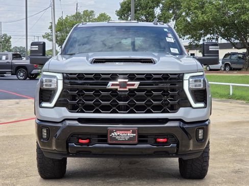 Used 2024 Chevrolet Silverado 2500 ZR2 w/ Technology Package AWD/4WD image 2