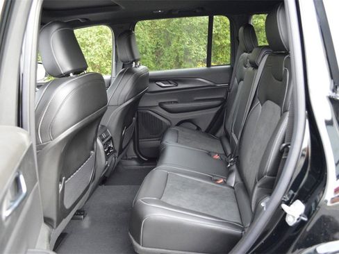 New 2025 Jeep Grand Cherokee Altitude image 27