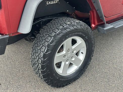 Used 2010 Jeep Wrangler Unlimited Rubicon w/ Dual Top Group image 21