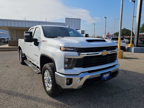 Used 2025 Chevrolet Silverado 2500 LT AWD/4WD image 2