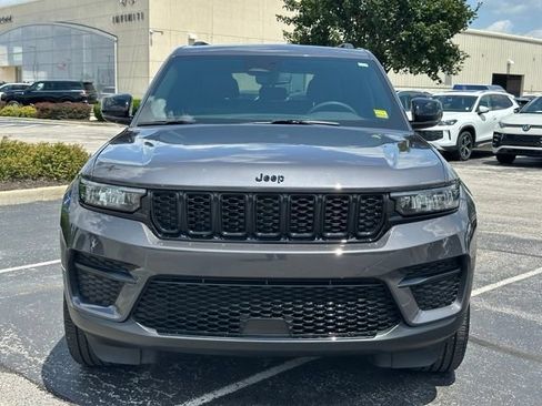 Used 2023 Jeep Grand Cherokee Altitude AWD/4WD image 2