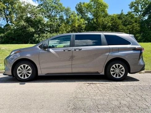 Used 2023 Toyota Sienna LE w/ LE Plus Package FWD image 7