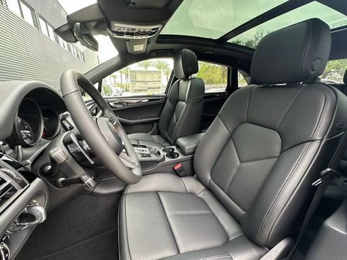 Used 2026 Porsche Macan AWD/4WD image 5