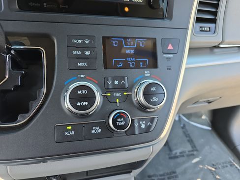 Used 2017 Toyota Sienna LE image 23