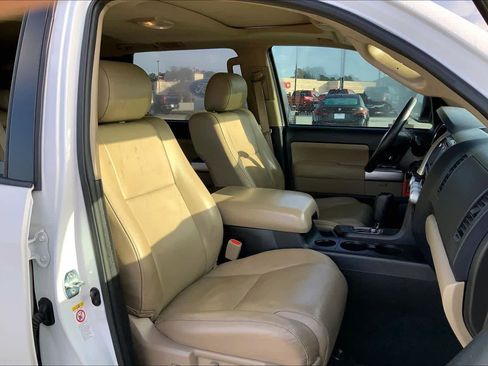 Used 2018 Toyota Sequoia SR5 w/ Premium Package image 8