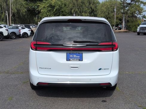 Used 2023 Chrysler Pacifica Touring-L FWD image 4