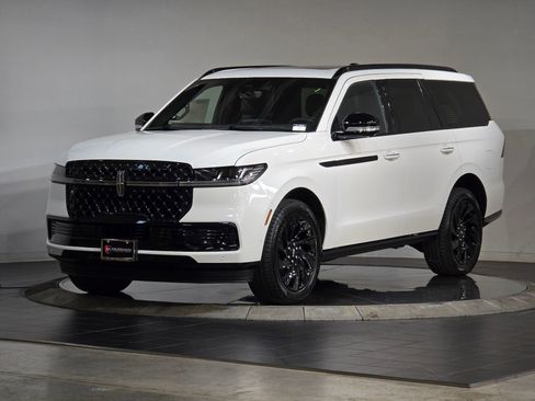 New 2025 Lincoln Navigator Reserve w/ Jet Appearance Package image 4