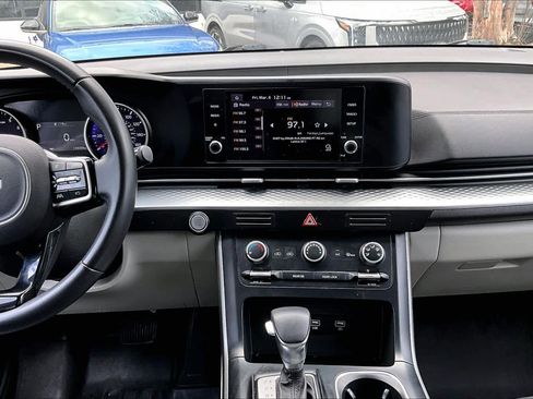 Used 2022 Kia Carnival LX image 6