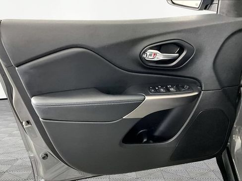 Used 2021 Jeep Cherokee Latitude Plus FWD image 19