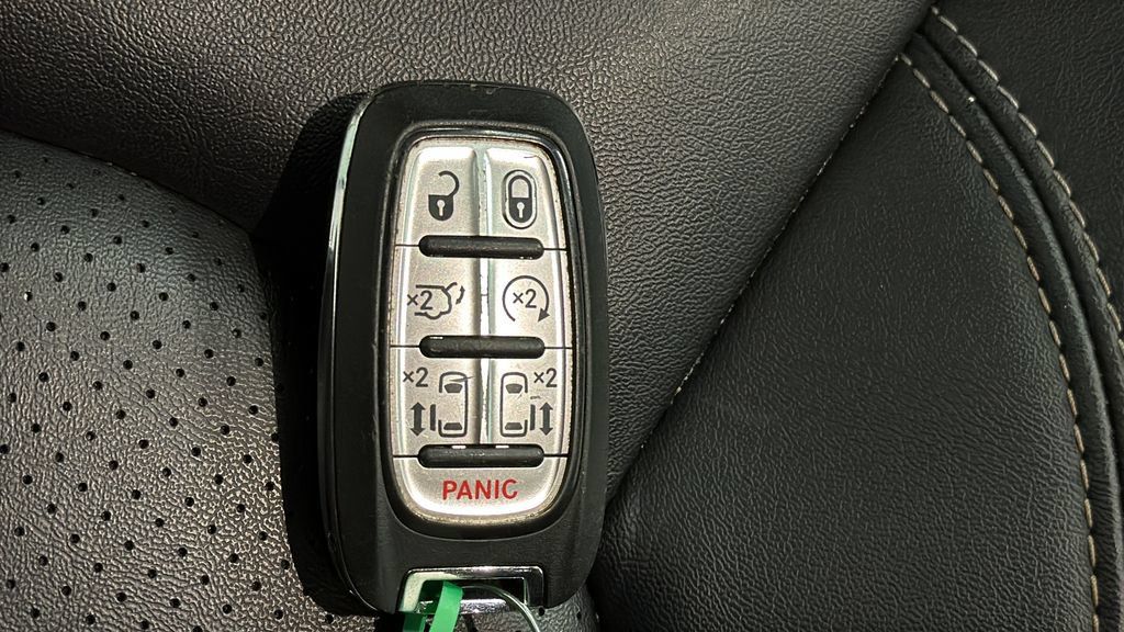 Used 2024 Chrysler Pacifica Touring-L FWD image 20