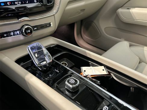 Certified 2023 Volvo XC60 B5 Ultimate w/ Climate Package image 19