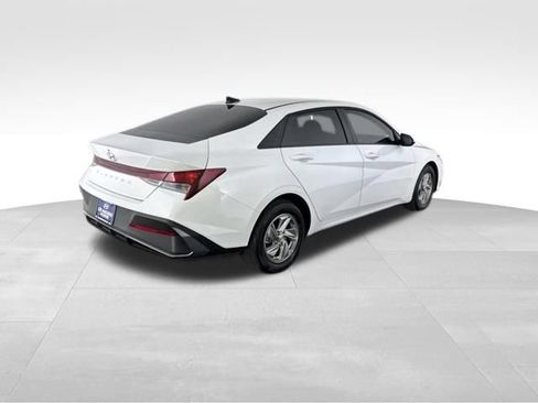 Used 2026 Hyundai Elantra SE FWD image 6