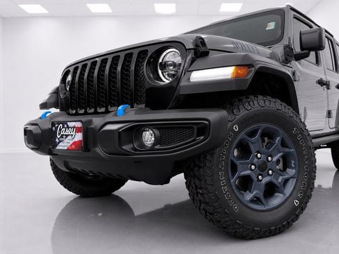 Used 2023 Jeep Wrangler Unlimited w/ Cold Weather Group AWD/4WD image 8