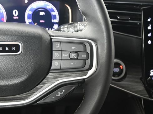 Used 2023 Jeep Wagoneer L Series II image 35