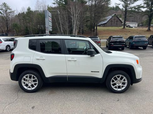 Used 2023 Jeep Renegade Latitude w/ Premium Group AWD/4WD image 4