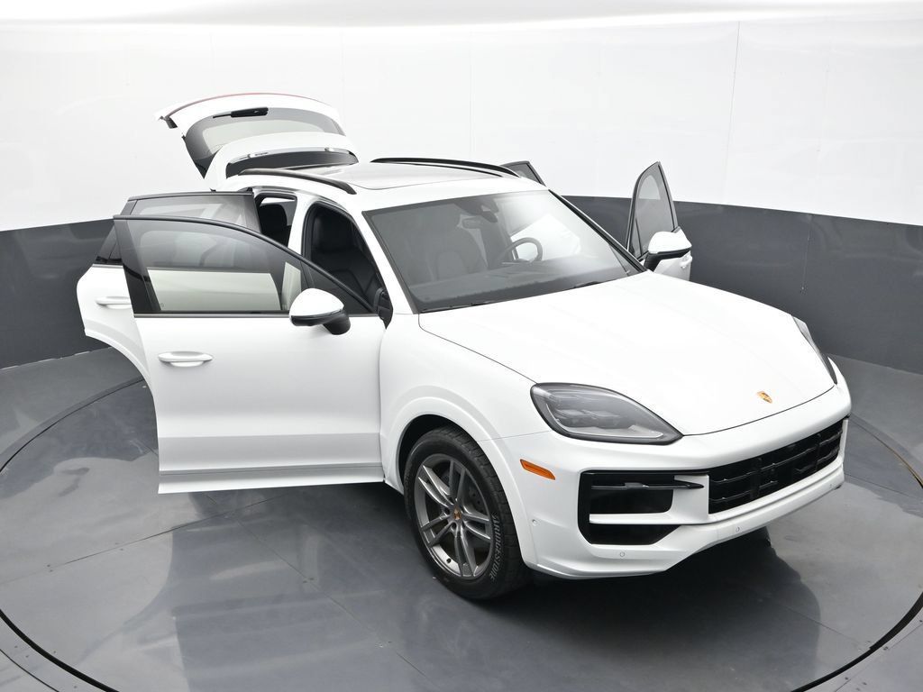 Certified 2025 Porsche Cayenne AWD/4WD image 30