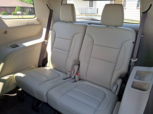 Used 2017 GMC Acadia Denali w/ Technology Package FWD image 10