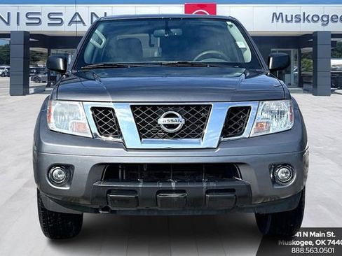 Used 2020 Nissan Frontier SV image 2
