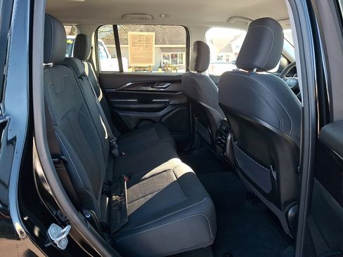 Used 2023 Jeep Grand Cherokee Laredo image 14