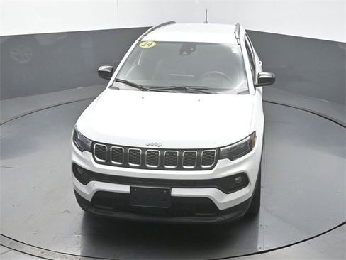 Used 2024 Jeep Compass Latitude image 40