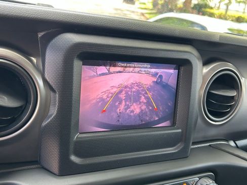 Certified 2020 Jeep Wrangler Sport AWD/4WD image 17