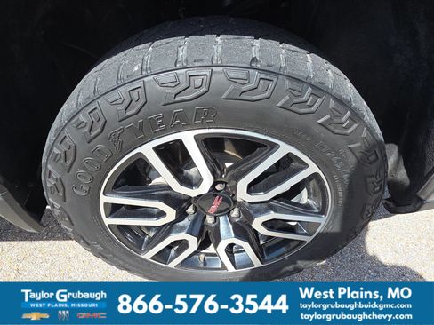 Used 2024 GMC Sierra 1500 AT4 w/ Technology Package AWD/4WD image 12