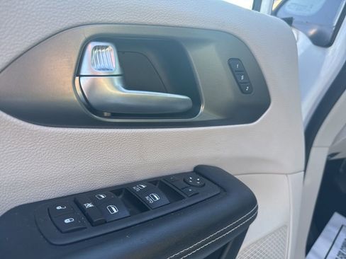 Used 2023 Chrysler Pacifica Touring-L FWD image 11