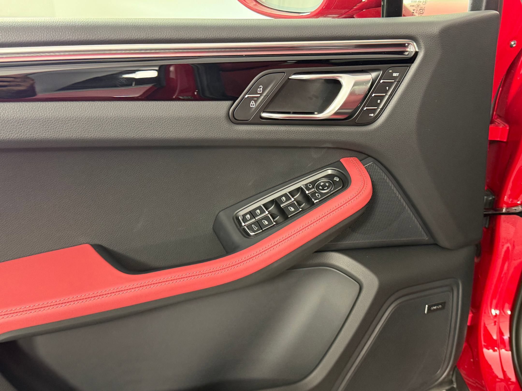 Certified 2026 Porsche Macan AWD/4WD image 28