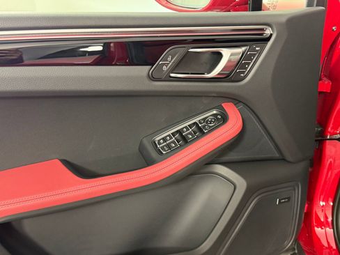 Certified 2026 Porsche Macan AWD/4WD image 28