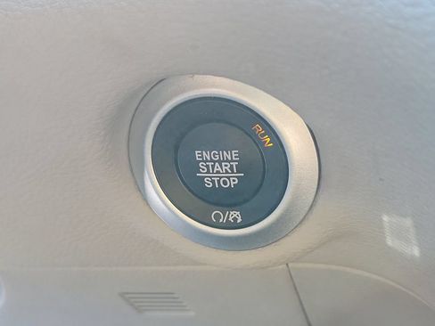 Certified 2024 Chrysler Pacifica Limited FWD image 29